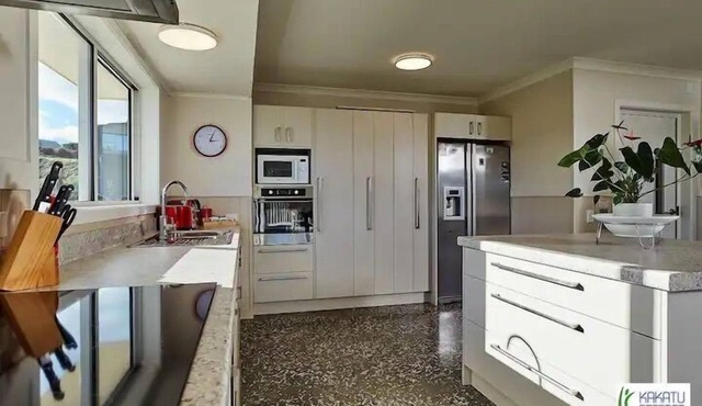 Kakatu Retreat - 11 Bedrooms, Kakatu Retreat | 11 Bedrooms | 8 Bathrooms | Amazing Views in Kaikoura