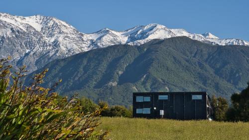Kanuka Terrace - The Little Black House in Kaikoura