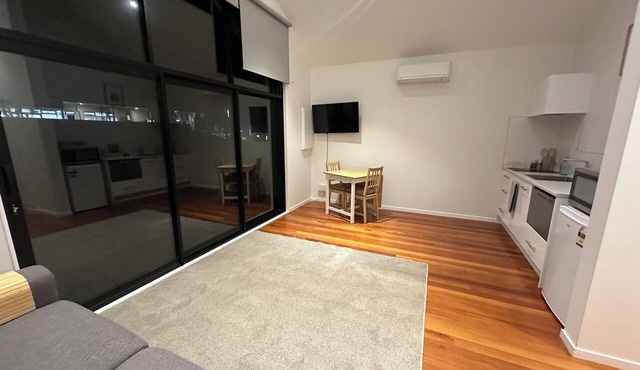 Kapiti Breeze - Walk to Beach, Golf and Cafes.