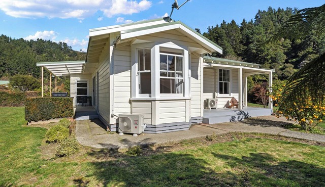 Kauri Cottage at Marble Hills - Marahau Holiday Home in Motueka
