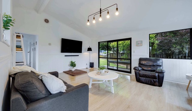 Kawaha Corner - Near Skyline & Zorb, Sleeps 6 in Rotorua
