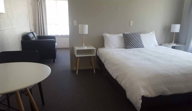 Kelly's Riverside Motel