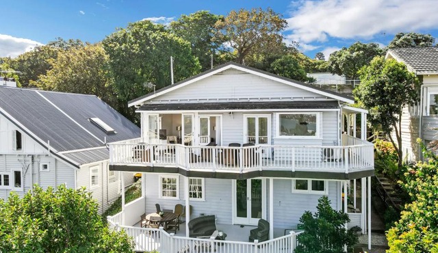 Kerr Street with a View by Bespoke Stays in Auckland