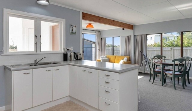 Kiwi 2 Bedroom Bach near Beach - Pets OK + Wi-Fi