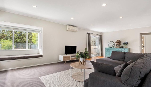 Kiwi lifestyle at home quiet, spacious on 1ha of land in Karaka