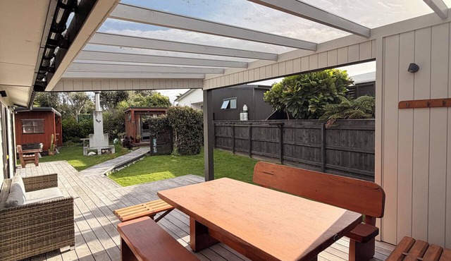 Kiwiana themed bach, perfect for family getaways or a retreat near the beach! in Waikanae Beach