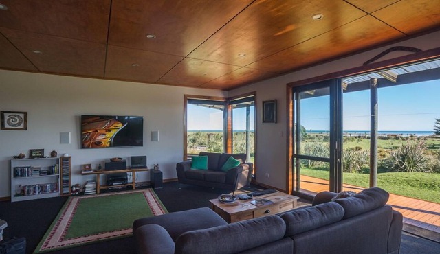 Koru Beach Cabin & B&B Homestay in Barrytown