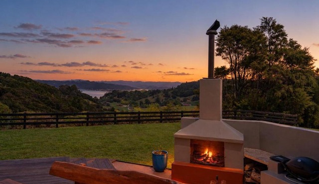 La Casa Escondida - Hot Tub, Outdoor Fireplace, Sea Views in Whitianga