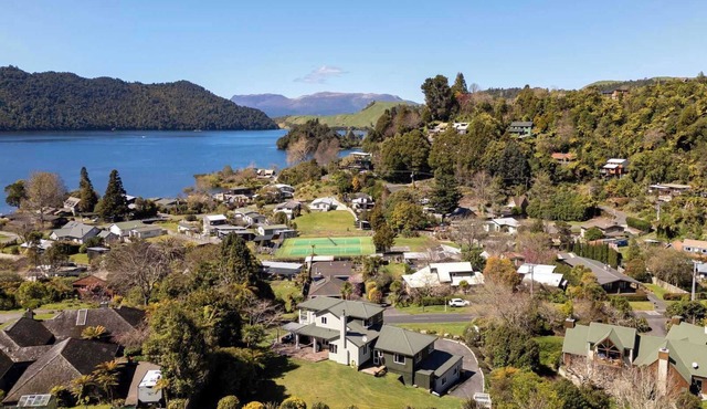 Lake Ōkareka - Spa Pool, Games Room, Sleeps 13
