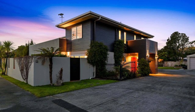 Lake Ōkareka - Spa Pool & Log Fire, Sleeps 12