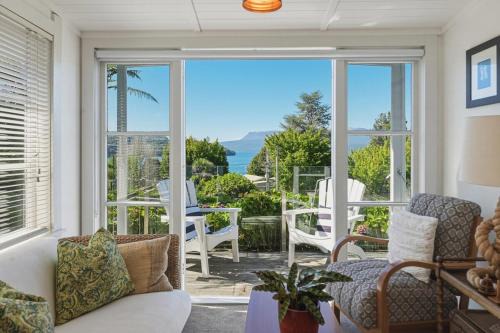 Lake Escape with views & spa 4 bedrooms