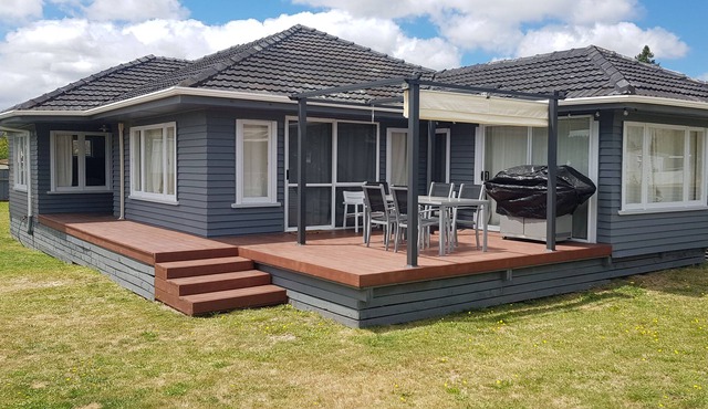 Lake Maraetai Bungalow - Family & Pet friendly