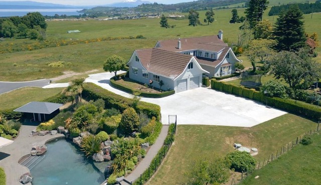 Lake Taupō Estate for 18ppl Pool, Spa & Big Views