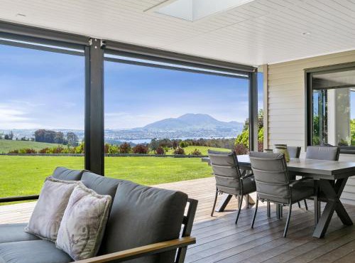 Lake Taupō Luxury Views with Spa Pool
