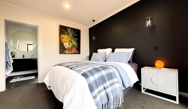 Lake View Retreat - Pool, Sauna, Gym & more