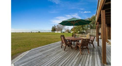 Lakefront Retreat - Lake Taupo Holiday Home in Tauranga Taupo