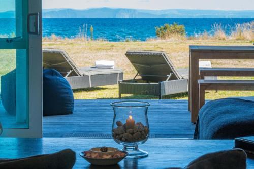 Lakefront Style - Lake Taupo Holiday Home in Waitahanui