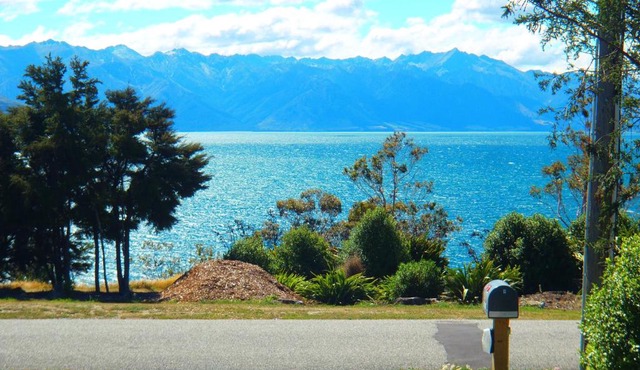 Lakefront Views over Lake Hawea, Wanaka in Lake Hawea