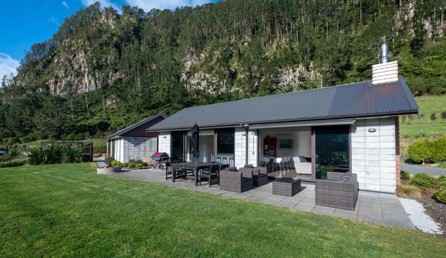 Lakehouse Retreat - Whakamaru Holiday Home