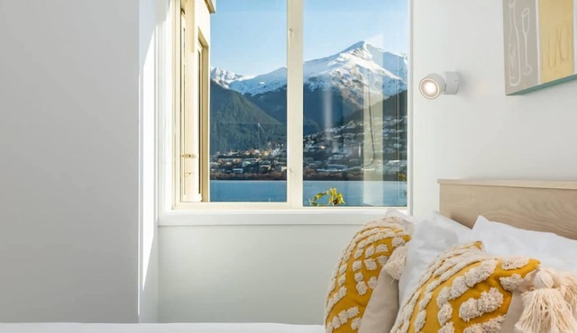 Lakeside Escape - A peaceful Kelvin Heights retreat overlooking Lake Wakatipu. in Queenstown