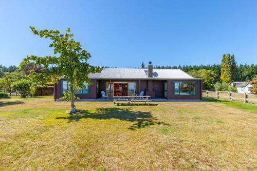 Lakeside Lodge - Tauranga Taupo Holiday Home in Tauranga Taupo