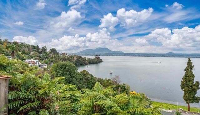 Lakeside Lookout - Acacia Bay Holiday Home in Taupo