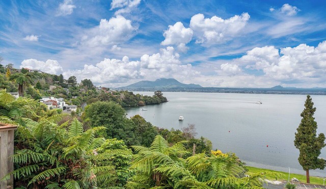Lakeside Lookout - Acacia Bay Holiday Home
