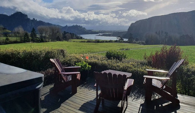 Lakeside peaceful rural getaway