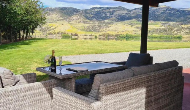 Lakeside Retreat - Lakeside Cottage in Cromwell