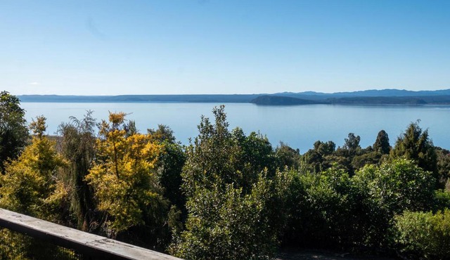 Lakeside Stunner - Omori Holiday Home in Omori
