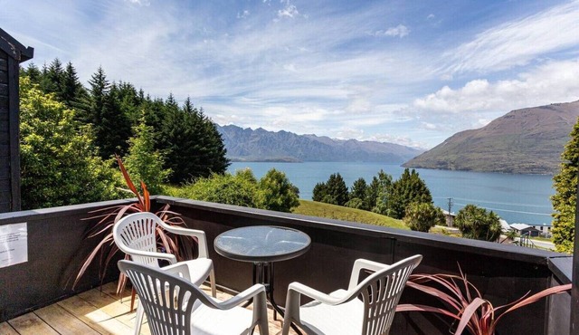 Lakeview Home | Spa Pool | Sleeps 14 | 5 Min Town in Queenstown