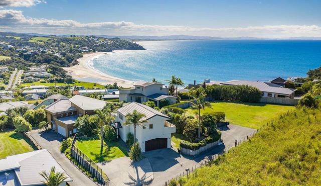 Langs & Leisure - Coastal Escape near Langs Beach in Langs Beach