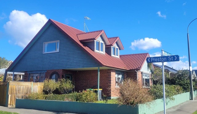 Large 4-Bedroom Home with Dual Living & short Walk to Beach/Town in Timaru