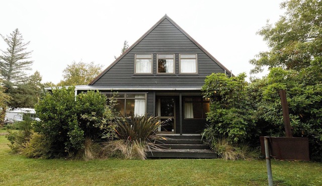 Large Group Lodge in Ohakune Sleeps 18 Roaring Fire Next to Carrot Park