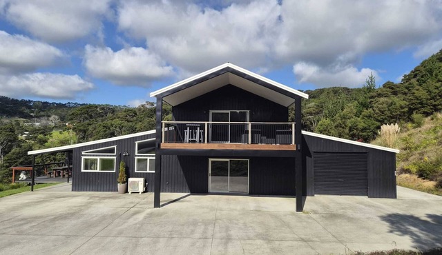 Large luxurious American Barn style property, surrounded by native bush.