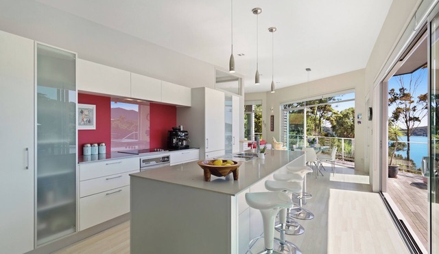 Lavish Luxury - Parekura Bay Holiday Home