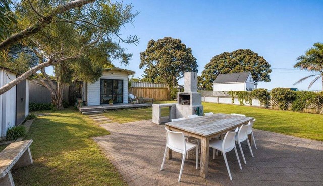 Le Belle on Blake by Waiheke Pure, sunny, flat and just steps away from the beach.