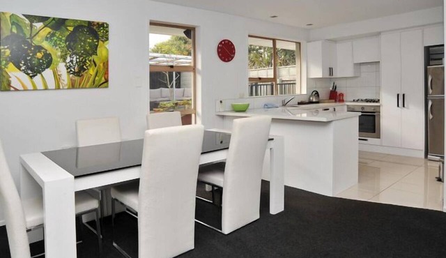 Leinster Villa: Spacious three bedroom apartment in Strowan