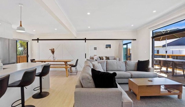 Leisure on Leo | Dog-Friendly, 200m to Beach in Waihi Beach