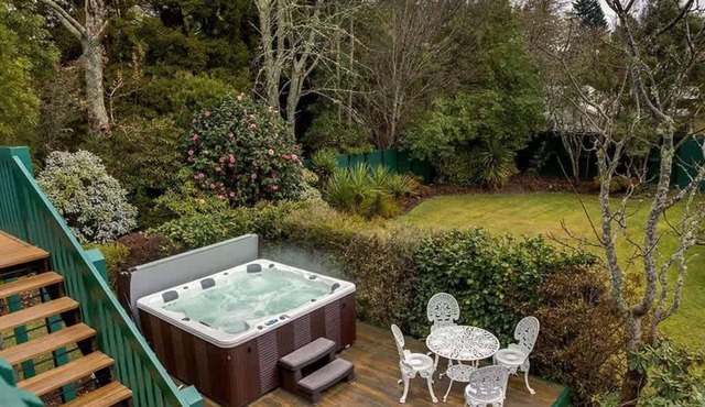 Leo's Place - Hot Tub, Ride to Redwoods, Sleeps 9