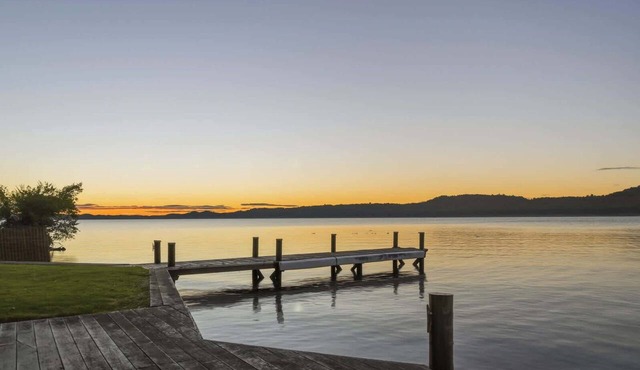 Lion House - Lakefront Spa, Private Beach & Jetty in Rotoiti Forest