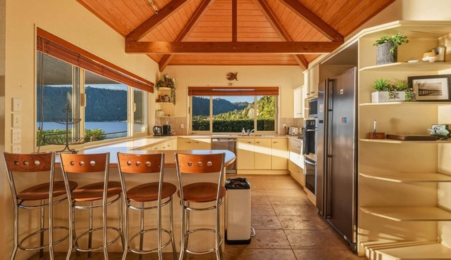 Lion House - Lakefront Spa, Private Beach & Jetty in Rotoiti Forest