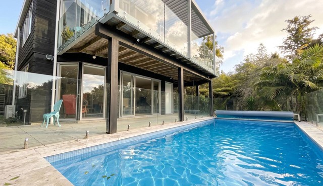 Live on Holiday – 5-Bedroom Home with Pool