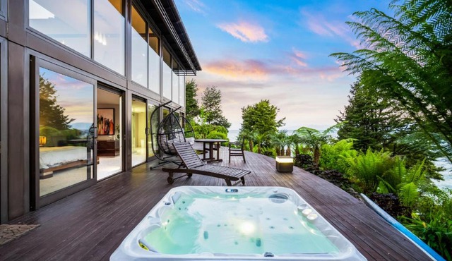 Lodge by the beach - Luxury, Beach access, Ocean views, Private chef in Ngaio Bay
