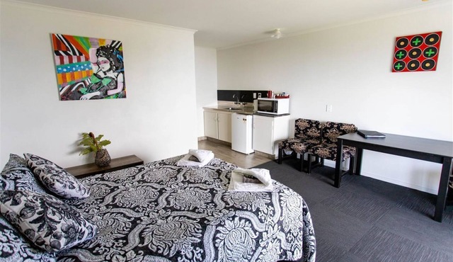 Lottin Point Motel