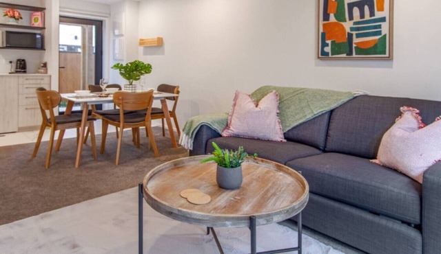 Lovely and Bright 2 Bed 2 Bath Home in Christchurch