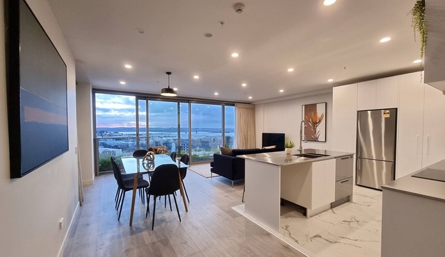 Luxe Apt w Harbour-Sunset Views -Parking
