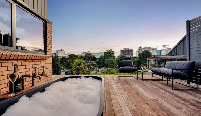 Luxe Retreat, Outdoor Tub with City Views -By KOSH in Hamilton