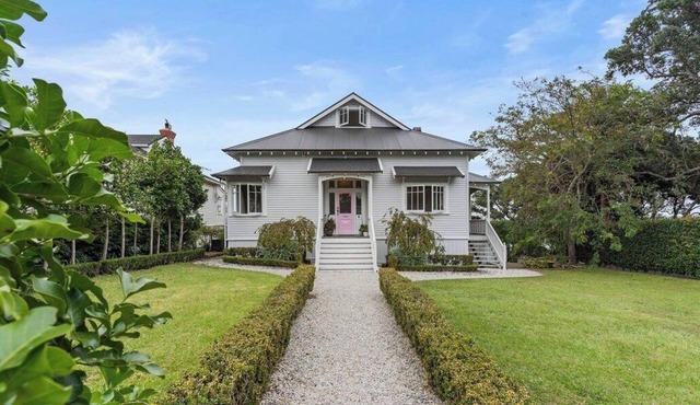 Luxurious Coastal Living by Bespoke Stays in Auckland