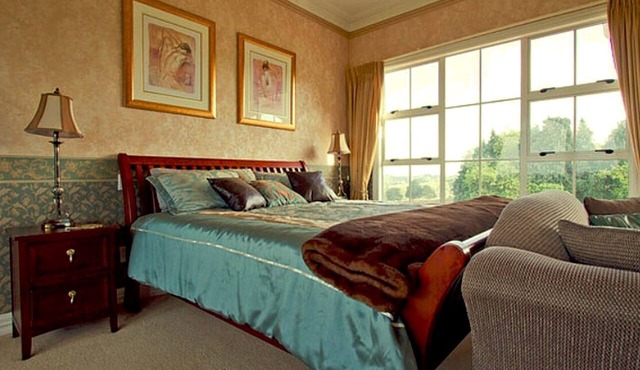 Luxurious Getaway with Private Balcony near Hamilton Gardens, North Island